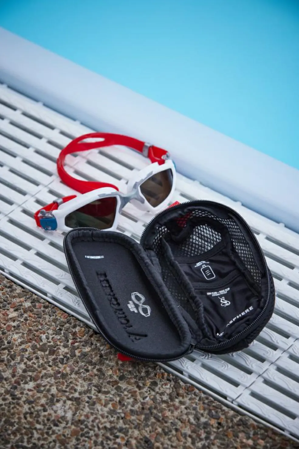 Aqua Sphere brillenkoker black red