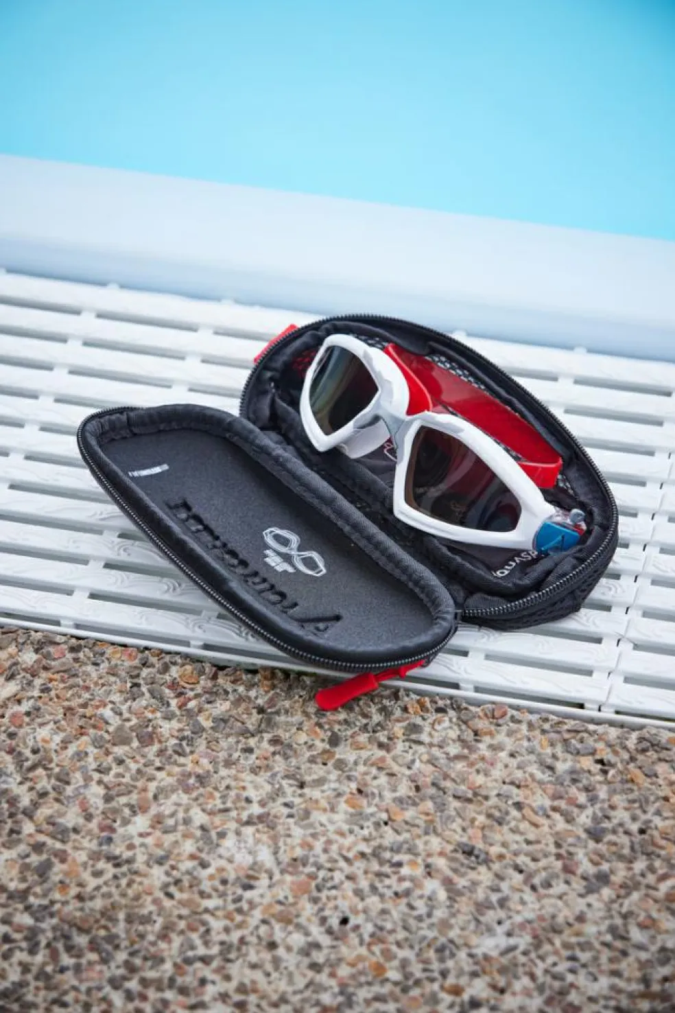 Aqua Sphere brillenkoker black red