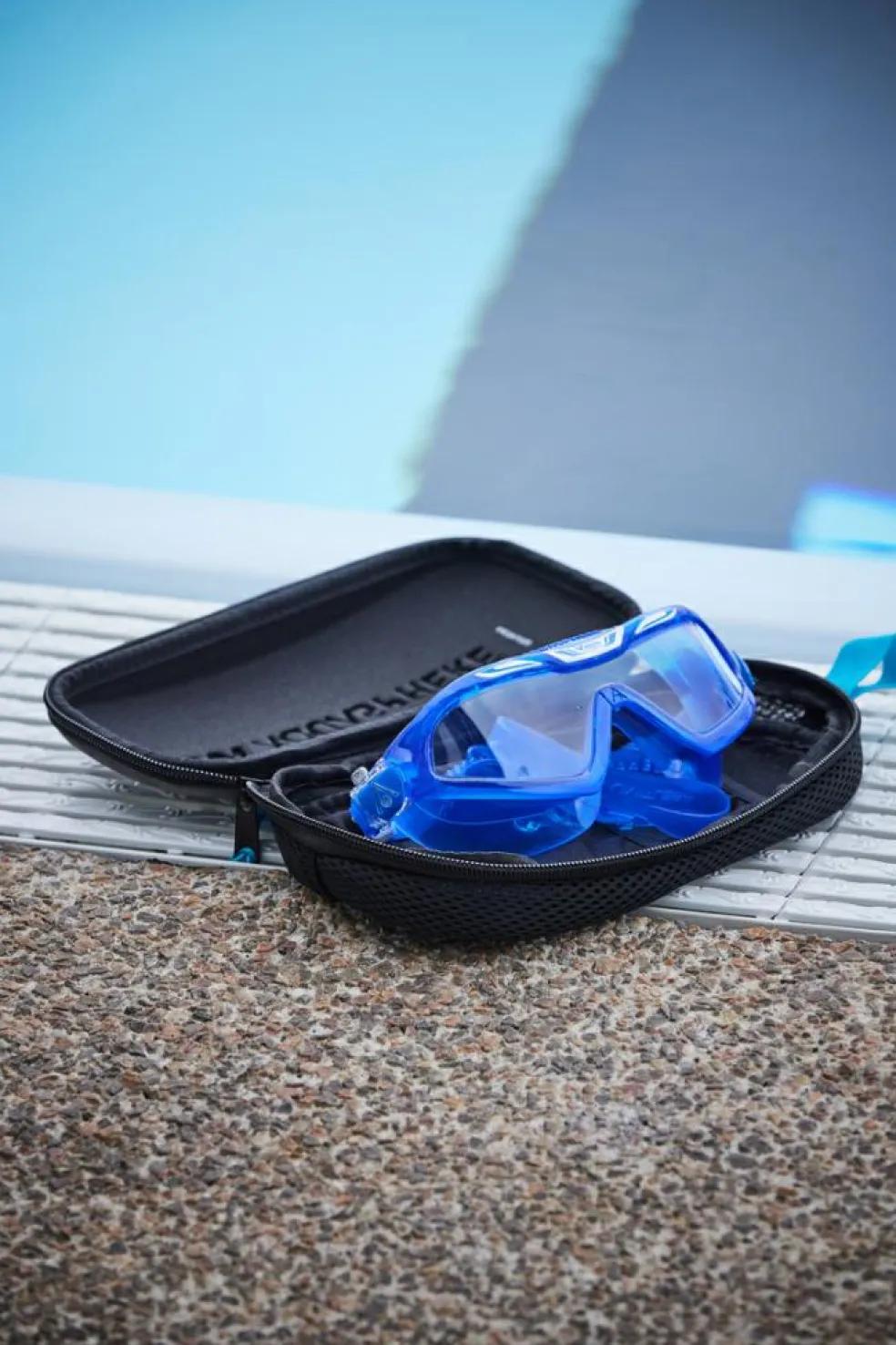 Aqua Sphere Mask brillenkoker black light blue