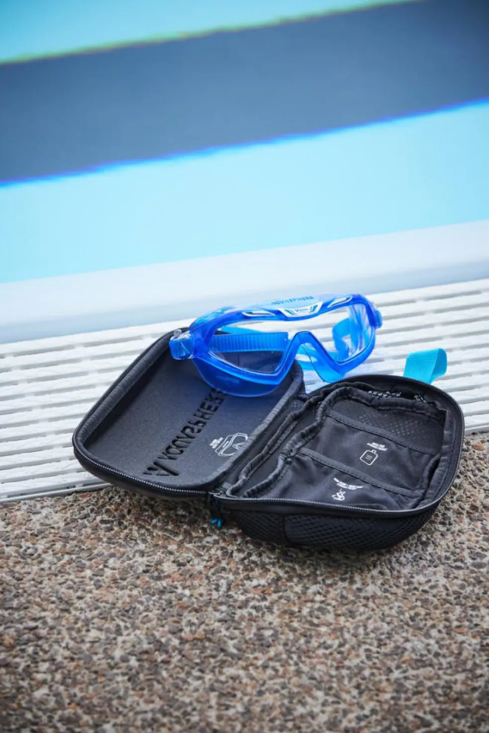 Aqua Sphere Mask brillenkoker black light blue