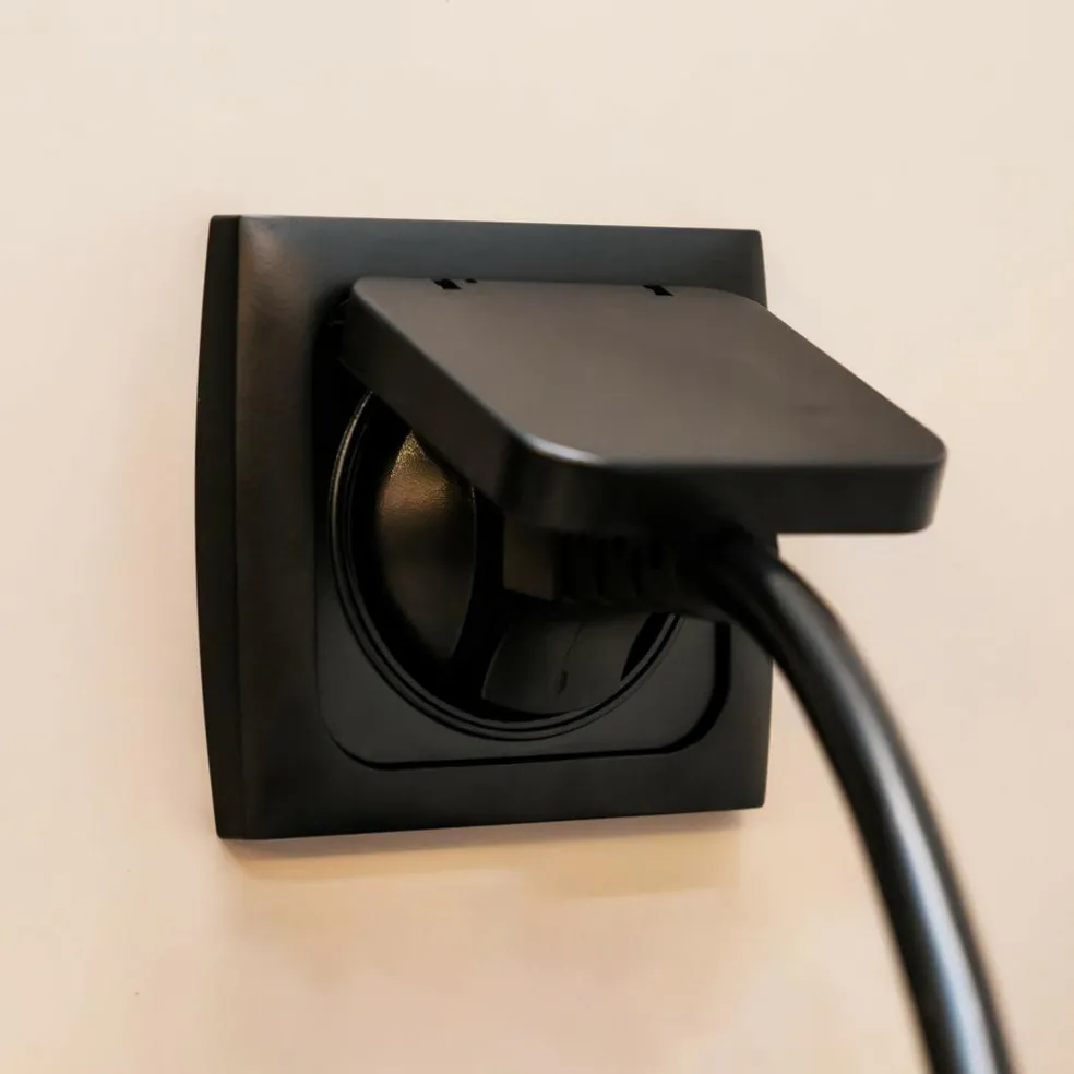 Haba C-Line wandcontactdoos met klep black